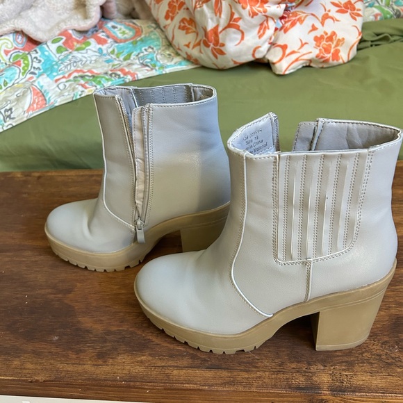 Journee Collection Riplee Platform Booties - Picture 3 of 6